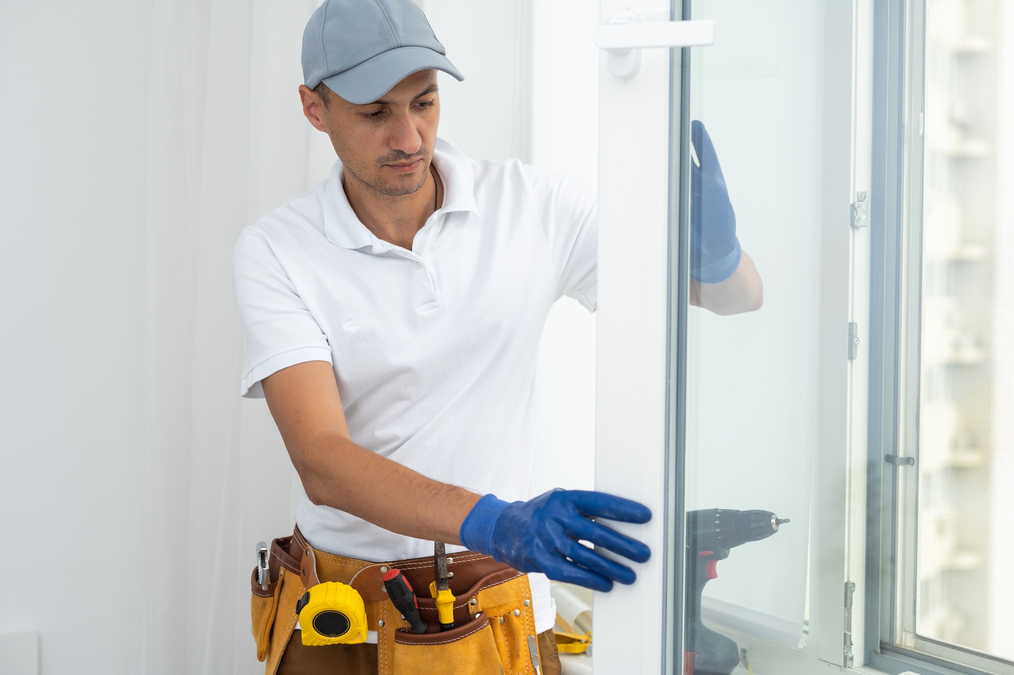 master puts a new double-glazed window in a plastic window